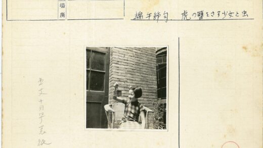 女孩柳条椅举盒子砖墙背景.jpg