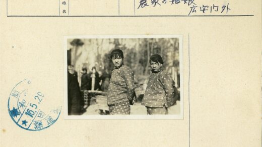 女孩穿图案夹克户外合影.jpg