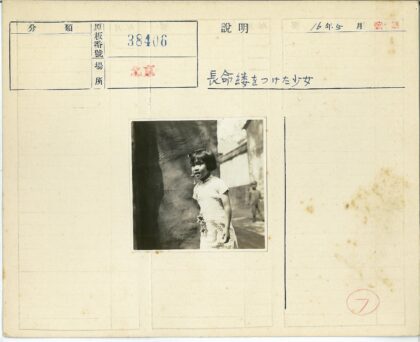 女孩花裙纹理墙背景孩童.jpg