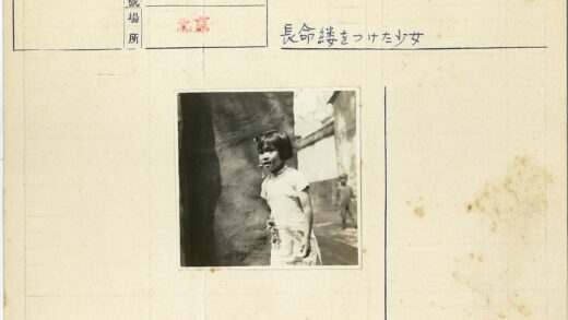 女孩花裙纹理墙背景孩童.jpg