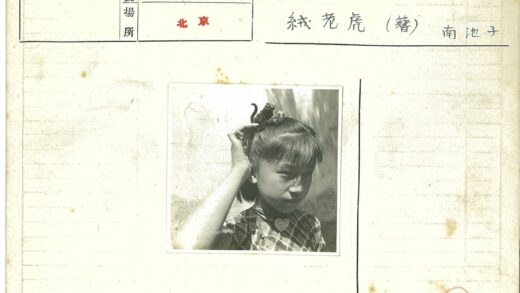 女孩顶玩具猫墙前留影.jpg