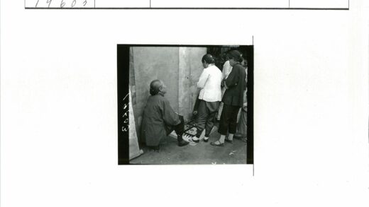 女性互动观察摆弄物品.jpg