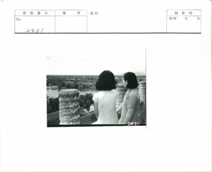 女性俯瞰河岸城市风光.jpg