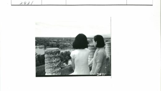 女性俯瞰河岸城市风光.jpg