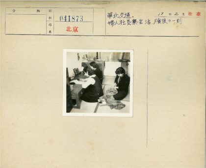 女性在室内写字做针线活.jpg