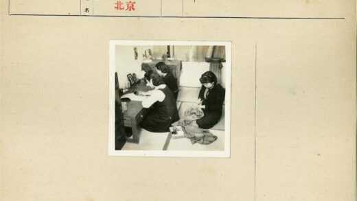 女性在室内写字做针线活.jpg