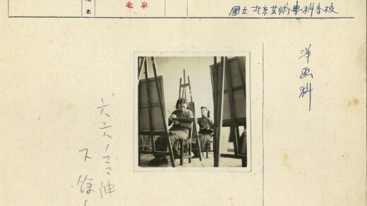 女性在画室创作艺术.jpg