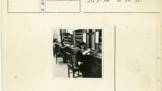 女性整理文件工作照.jpg