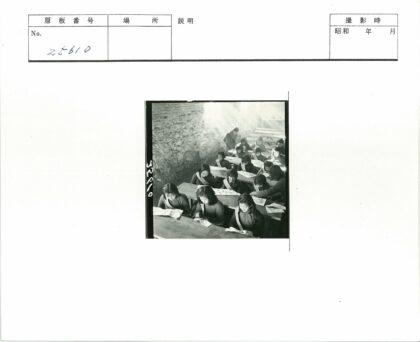 女生专注刺绣课堂.jpg