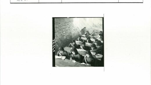 女生专注刺绣课堂.jpg