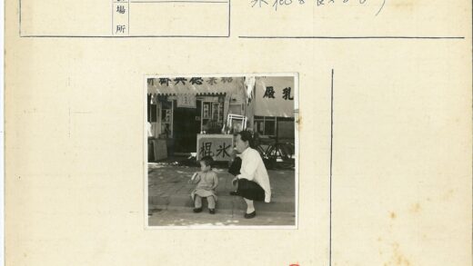 妇女与孩子商店前吃冰淇淋.jpg