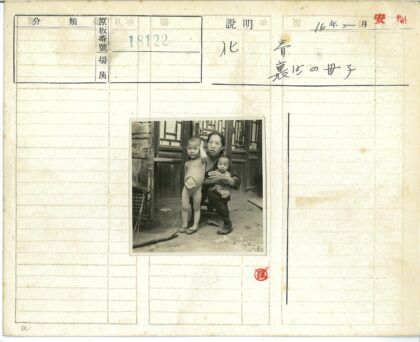 妇女与孩子在木屋前.jpg