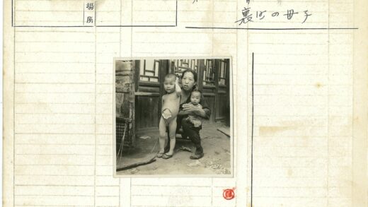 妇女与孩子在木屋前.jpg