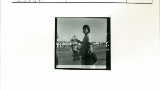 妇女与孩子怀抱货物街景.jpg