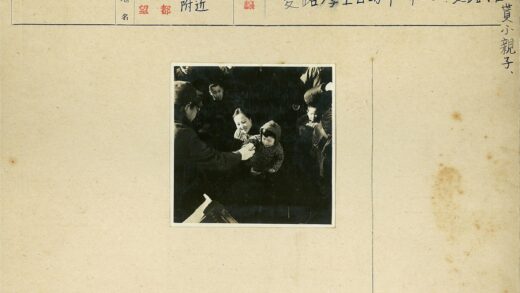 妇女与孩子温馨互动.jpg