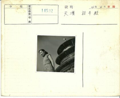 妇女与宝塔晴空合影.jpg
