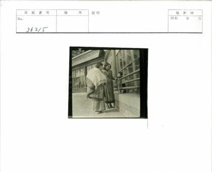 妇女与小孩在华丽建筑旁互动.jpg