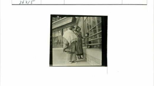 妇女与小孩在华丽建筑旁互动.jpg