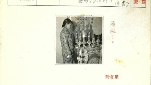 妇女与祭坛供品装饰.jpg