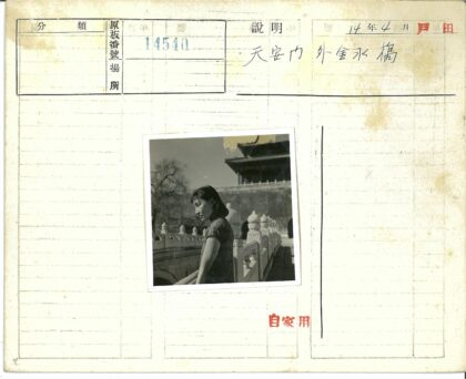 妇女倚栏古建筑前冬景.jpg