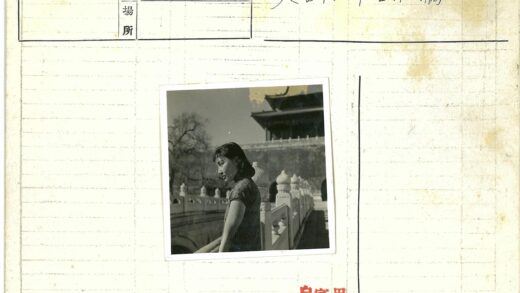 妇女倚栏古建筑前冬景.jpg