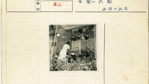妇女在砖房花园浇水.jpg