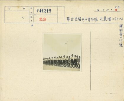 妇女户外列队行进白衬衫深色裙子.jpg