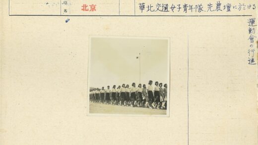 妇女户外列队行进白衬衫深色裙子.jpg
