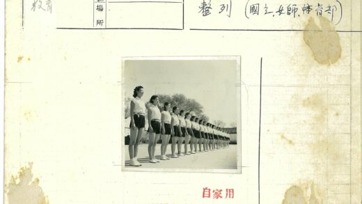 妇女户外合影白衬衫深色短裤.jpg
