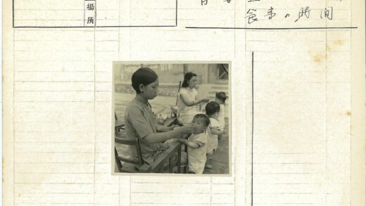 妇女户外喂小孩砖房背景.jpg