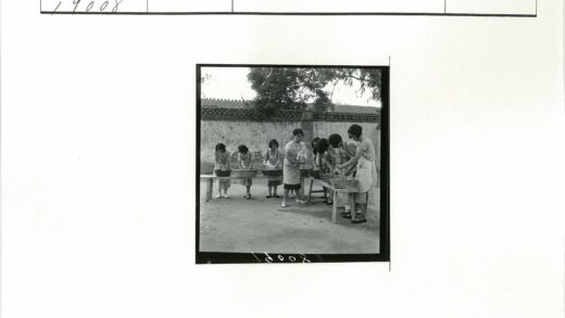 妇女户外洗衣生活场景.jpg