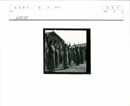 妇女户外集会举手建筑背景.jpg