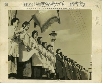 妇女户外集会举旗合影.jpg