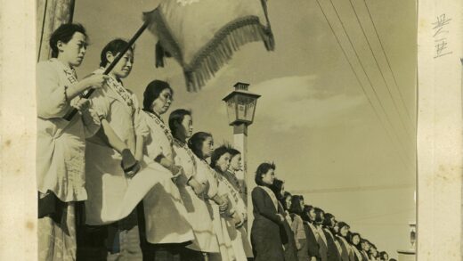 妇女户外集会举旗合影.jpg