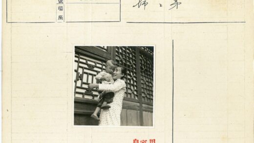 妇女抱婴儿在传统格子窗前.jpg