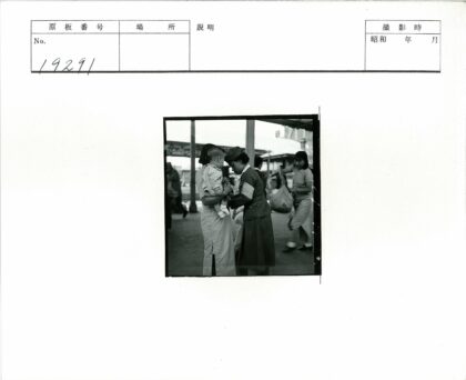 妇女抱孩与友互动街景.jpg