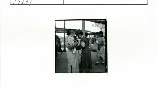 妇女抱孩与友互动街景.jpg