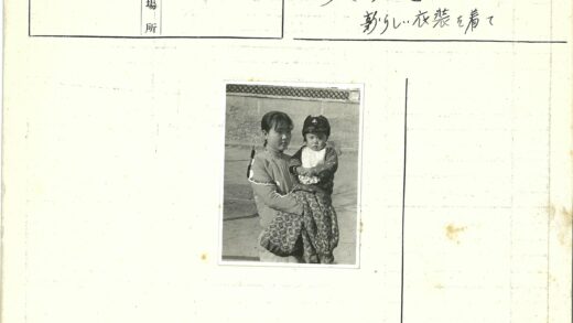 妇女抱小孩砖墙背景.jpg