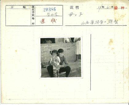 妇女抱小孩窗台前温馨瞬间.jpg