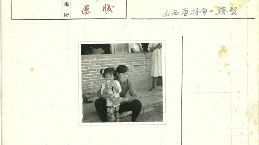 妇女抱小孩窗台前温馨瞬间.jpg