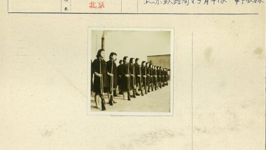 妇女持枪队形与烟囱背景.jpg