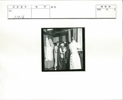 妇女挑选面料与连衣裙展示.jpg