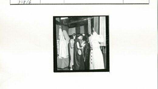 妇女挑选面料与连衣裙展示.jpg