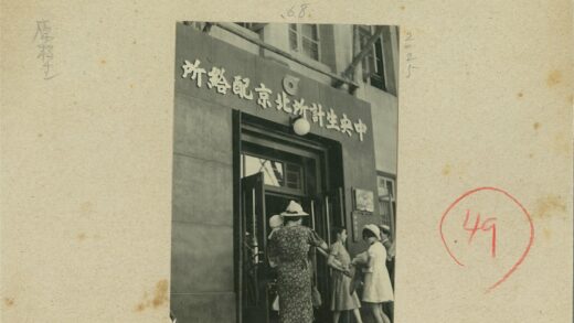 妇女携子进入大楼门口.jpg