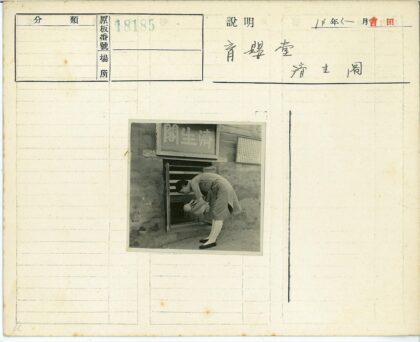 妇女放婴儿进栏杆窗户.jpg