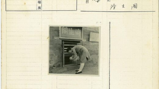 妇女放婴儿进栏杆窗户.jpg