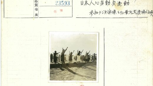 妇女沙地同步健身操.jpg