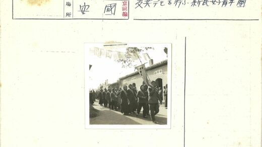 妇女游行队伍街头抗议.jpg