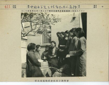 妇女砖房外学习讨论.jpg