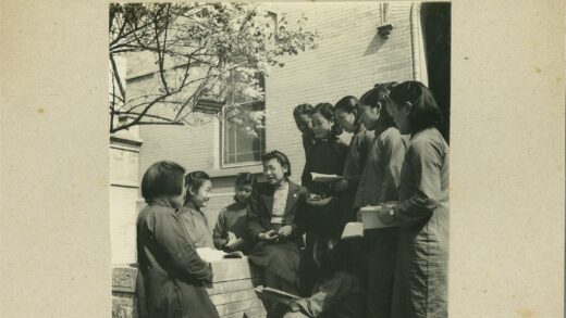 妇女砖房外学习讨论.jpg